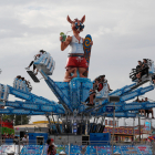 Una atracción de feria en funcionamiento durante las fiestas de San Juan. JESÚS F. SALVADORES