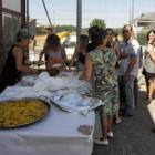 Momento en el que las mujeres se disponen a repartir las raciones de paella entre los vecinos.