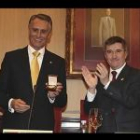 El presidente de la República Portuguesa, Aníbal Antonio Cavaco Silva, ocupa ya el número 43 en el cuadro de notables de la Universidad de León tras recibir el título de doctor honoris causa por la institución académica leonesa en un acto que estuvo presidido por sus Altezas Reales los Príncipes de Asturias, la ministra de Educación, Mercedes Cabrera, el presidente de la Junta de Castilla y León, Juan Vicente Herrera, el rector de la ULE, Ángel Penas, y el alcalde de León, Francisco Fernández.  En la imagen, el máximo mandatario luso recoge la Medalla de Oro de León de manos del alcalde, Francisco Fernández.
