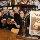 David Gil (segundo por la derecha) y sus socios en la presentación de la cerveza.