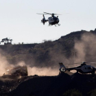 Un helicóptero sobrevuela la zona excavada para rescatar a Julen