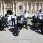 Juan Carlos Cantón, Mónica Murcientes, Hilario González, Ramón Carro y Javier Fernández, con las motos. J, NOTARIO