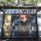 Kiosko en Madrid donde se anuncia «wifi».