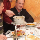 Dos clientes disfrutan de uno de los menús que se ofrecen en las jornadas de Sahagún.
