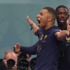 Dembelé y Mbappé celebran el tercer gol de Francia. EFE