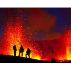 Un grupo de personas observan el volcán Eyjafjallajokull en erupción.