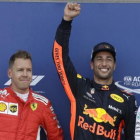 Daniel Ricciardo, entre Sebastian Vettel y Lewis Hamilton, en el podio del sábado en Mónaco.