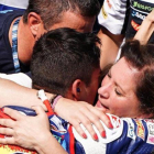 Ángel Martín y Susana Almoguera se abrazan a su hijo Jorge y lloran de felicidad en el corralito de Sepang.