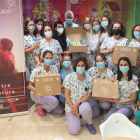 El equipo de Pediatría del Caule con la ‘Carebox’ que hará más fácil la vida de niños con cáncer en el Hospital. DL