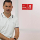 Javier Alfonso Cendón, secretario provincial y cabeza de lista del PSOE al Congreso, en la sede de la formación en la capital leonesa. RAMIRO