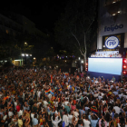 Imagen del numeroso público concentrado anoche en la sede del PP de Madrid. JAVIER LIZÓN