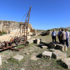Francisco Igea visitó la antigua cantera de Villamayor. LETICIA PÉREZ