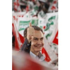 Zapatero saluda a los asistentes al acto electoral en Dos Hermanas