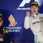 Rosberg celebra la victoria junto a Ricciardo, en Singapur.