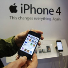 Un cliente de AT&T prueba un iPhone4, en una tienda en Palo Alto (California).