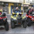 Ramiro Fuertes, Carlos Fernández, Ricardo Castellanos y Josefina Flórez posan con sus quad
