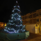 El barrio de Pinilla ilumina la Navidad con un gigantesco pino lleno de bolas y adornos. El ramo leonés se sitúa ante el Ayuntamiento