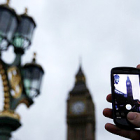 Un empleado de Google fotografía el Big Ben con un móvil para mostrar el funcionamiento de Google Go