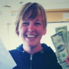 Una de las ganadoras que ha encontrado uno de los sobres con dinero por San Francisco.