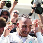 Lewis Hamilton celebra su victorias tras bajarse de su Mercedes en Hungaroring.