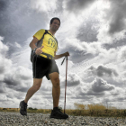 Un peregrino a su paso por la provincia de León camino de Santiago de Compostela.