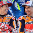 Marc Márquez y Jorge Lorenzo se parten de risa en la foto oficial de MotoGP, en Catar.