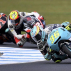 Joan Mir (Honda), liderando un grupito de pilotos en los últimos ensayos del GP de Australia.