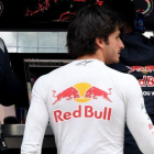Carlos Sainz, con los ingenieros de Toro Rosso en el pit lane de Suzuka.
