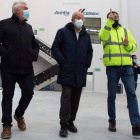Igea durante su visita, ayer, a la empresa Wallex, en Soria. PACO SANTAMARÍA