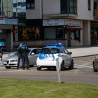 Agentes de la Policía Local de León llevan a cabo un control rutinario en una calle de la capital. FERNANDO OTERO PERANDONES