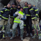 Los bomberos posan con Chispa, la perra de caza que quedó atrapada entre dos rocas y a la que los Bomberos de Ávila tardaron dos días en su rescate. TWITTER EMERGENCIAS ÁVILA