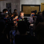 Fernando Simón atiende a los periodistas en el hall de Ingenierías antes de comenzar su ponencia. FERNANDO OTERO