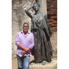 Alejandro Gallo en Mérida, junto a la estatua de Margarita Xirgú