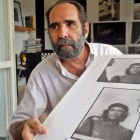El fotógrafo José Antonio Figueroa, que fue ayudante de ‘Korda’, con la mítica placa del Che Guevara.