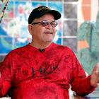 El artista cubano José Antonio Rodríguez Fúster conversa junto a dos de sus esculturas en La Habana. ERNESTO MASTRASCUSA
