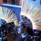 Al oscurecer, los disfraces ganan detalles y sale a relucir la originalidad de algunos trajes del desfile del Martes de Carnaval de La Bañeza.