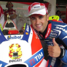 Héctor Barberá, con su Ducati oficial (y su mono aún del equipo Avintia) en Motegi.