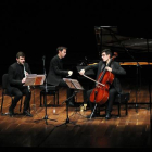 El violonchelista David Martín con el trío Schola. JUAN LUIS GARCÍA