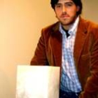 José Luis Casas posa junto a una de las obras en alabastro que pueden verse en la exposición