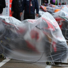 Varias motos cubiertas con plásticos en el circuito de Silverstone.