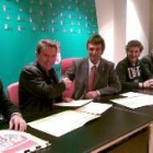 Responsables de la Universidad y el Comité de Árbitros, durante la firma