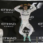 Rosberg salta de alegría en el podio tras ganar el Mundial.