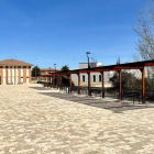 Espacio renovado donde se disponen edificios públicos como el Albergue de Peregrinos, la Casa de Cultura, la Escuela Infantil y el Colegio Público.