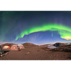 La aurora boreal, un fenómeno en forma de brillo que aparece en el cielo nocturno del hemisferio norte.