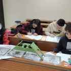 Alumnos de Geografía y Ordenación del Territorio durante una de sus clases en la Facultad de Filosofía y Letras. DL