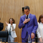 Sánchez agradece el aplauso de senadores y diputados del PSOE. MARISCAL