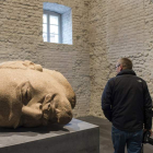 Una enorme cabeza de Lenin aparece entre las esculturas, alrededor de un centenar, que recoge la exposición.  GREGOR FISCHER