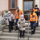 Protección Civil ayuda a ancianas de la residencia Virgen del Camino. A. G.