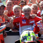 Andrea Iannone, Gigi Dall'Igna y Andrea Dovizioso, en la celebración de Austria.