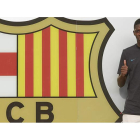 Ousmane Dembélé posa en las oficinas del Camp Nou. ALEJANDRO GARCÍA